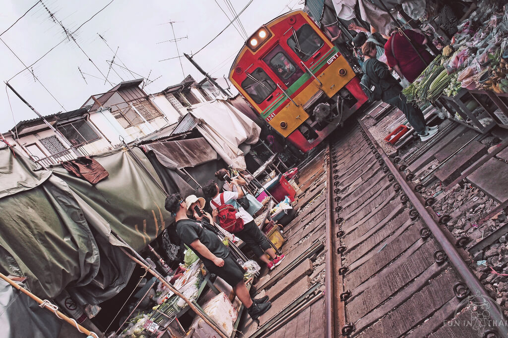 美功鐵路市集MAEKLONG RAILWAY MARKET